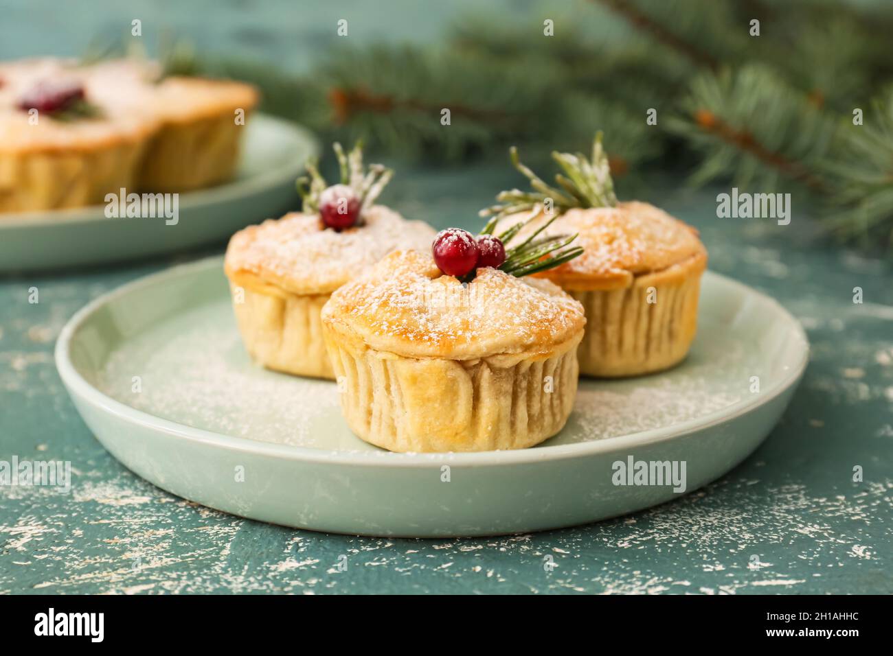 Plate with traditional mince pies on color background Stock Photo - Alamy