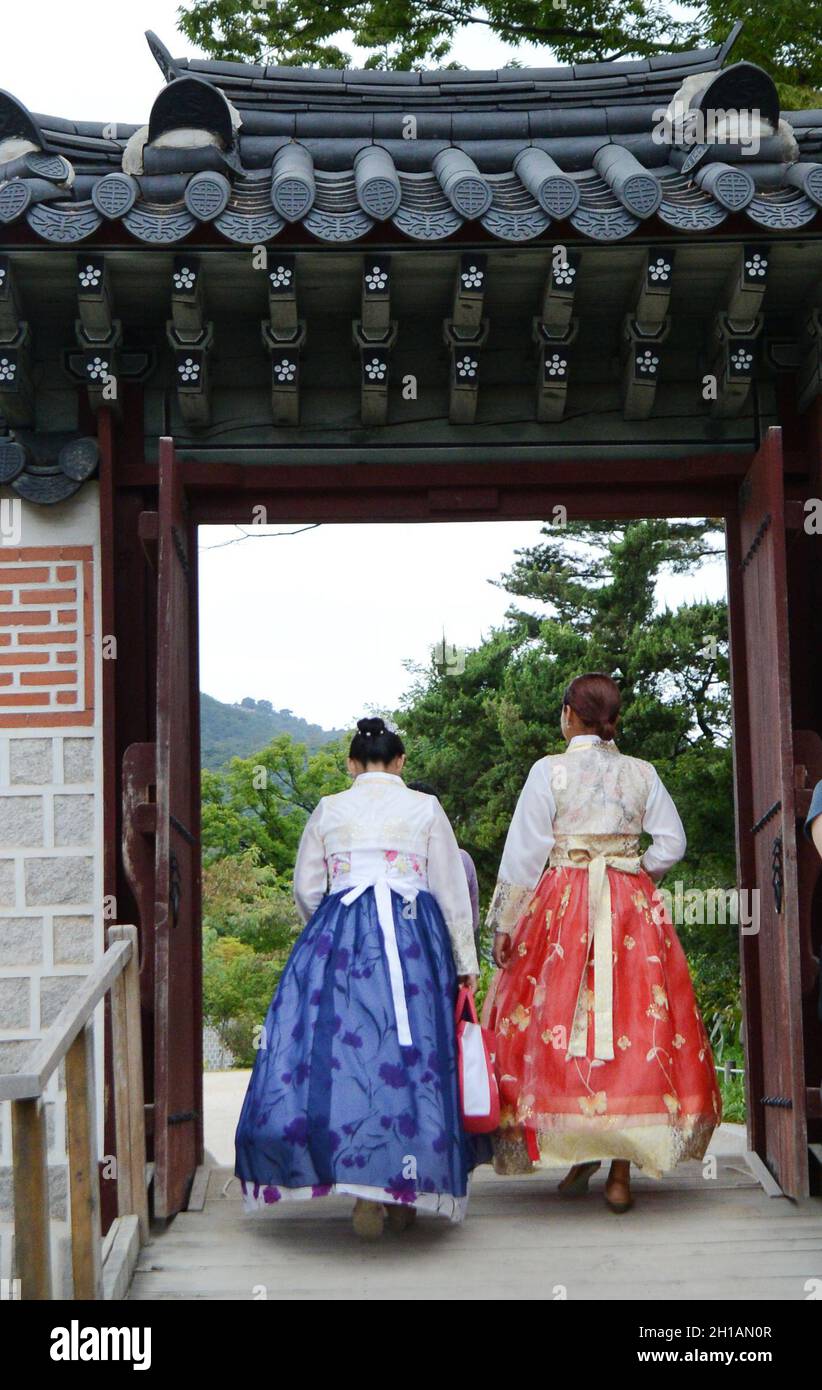Asian women dressed in traditional Korean dresses at the Gyeongbokgung palace in Seoul, South Korea Stock Photo - Alamy Asian women dressed in traditional Korean dresses at the Gyeongbokgung palace in Seoul, South Korea Stock Photo - Alamy