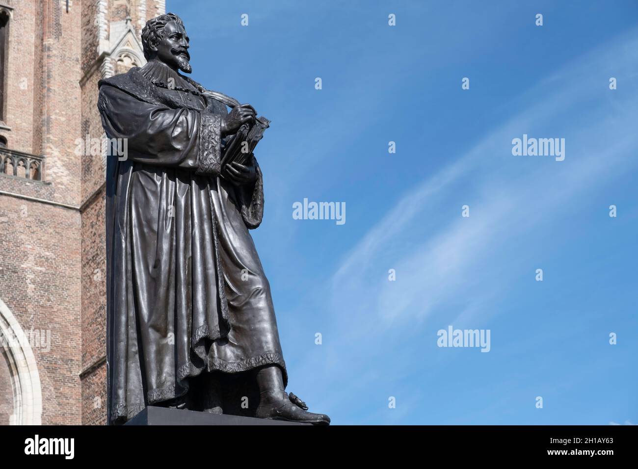 Statue of the jurist, statesman and Remonstrant leader Hugo de Groot (Hugo Grotius) in front of the entrance of the Nieuwe Kerk in Delft Stock Photo