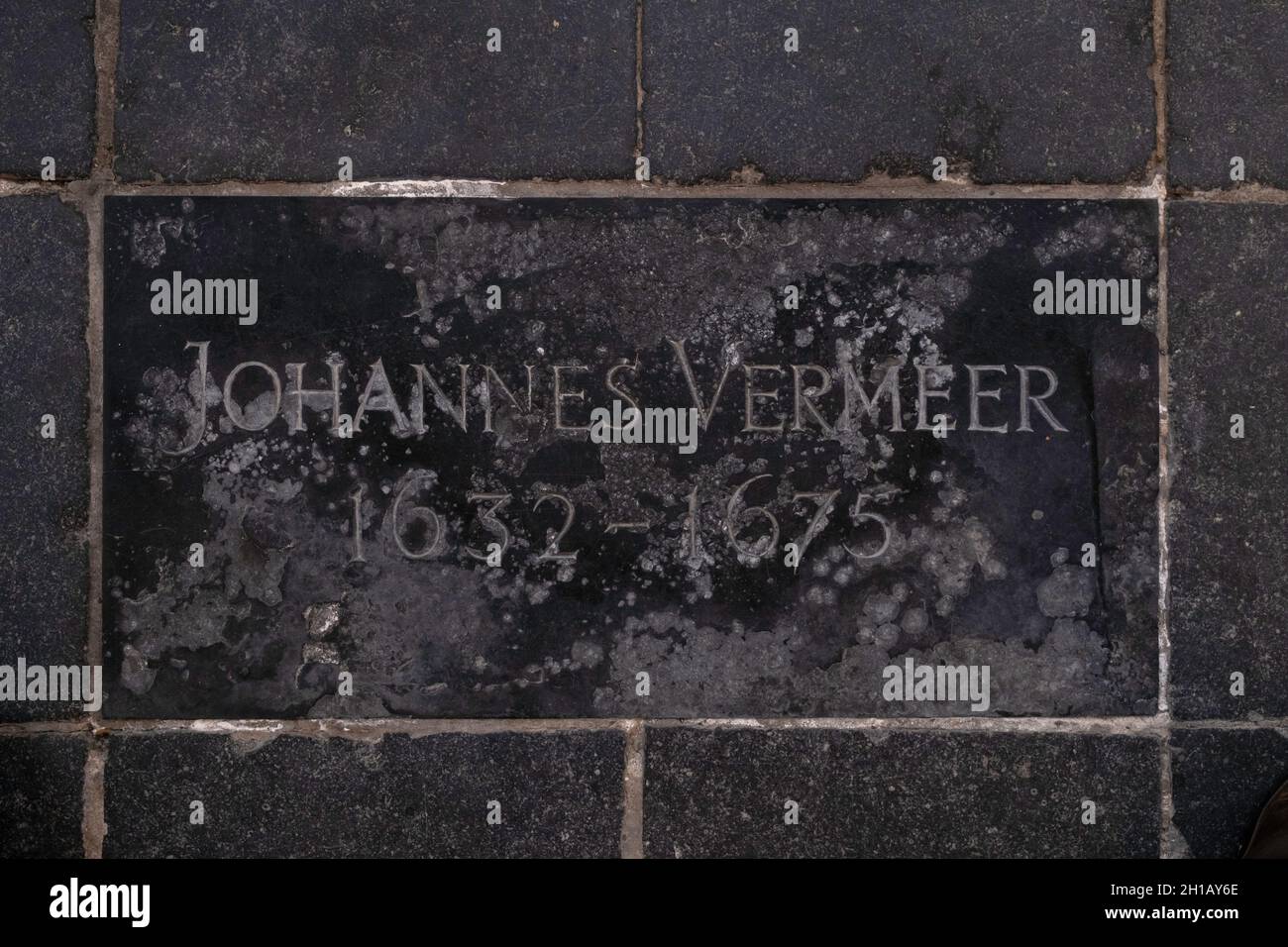 Small memorial stone for the famous dutch painter Johannes Vermeer (1632-1675) in the floor of the 'Oude Kerk' (Old Church) in Delft Stock Photo