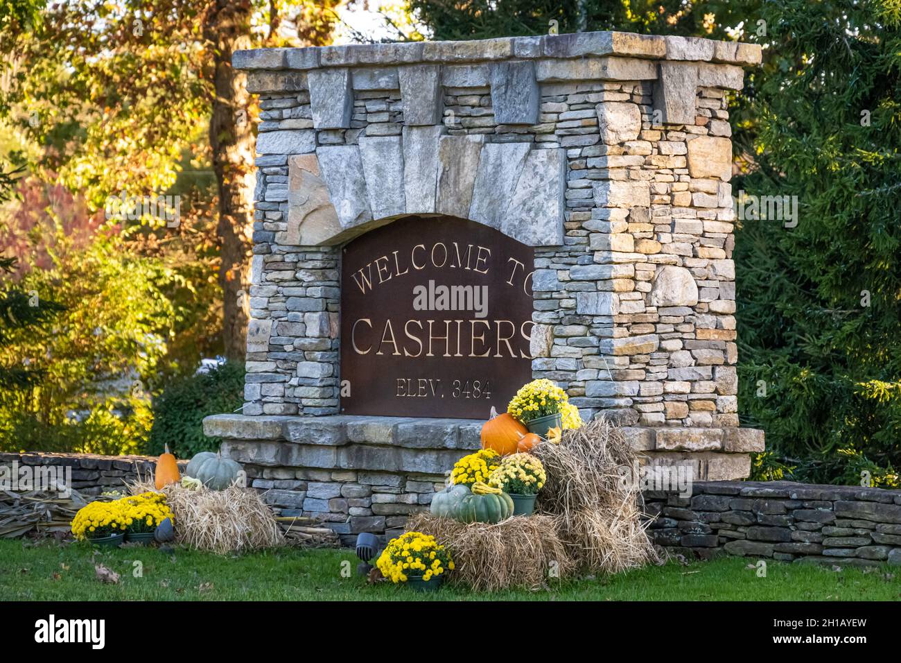 Welcome sign in the resort mountain town of Cashiers, located high the Western North Carolina Blue Ridge Mountains. (USA) Stock Photo