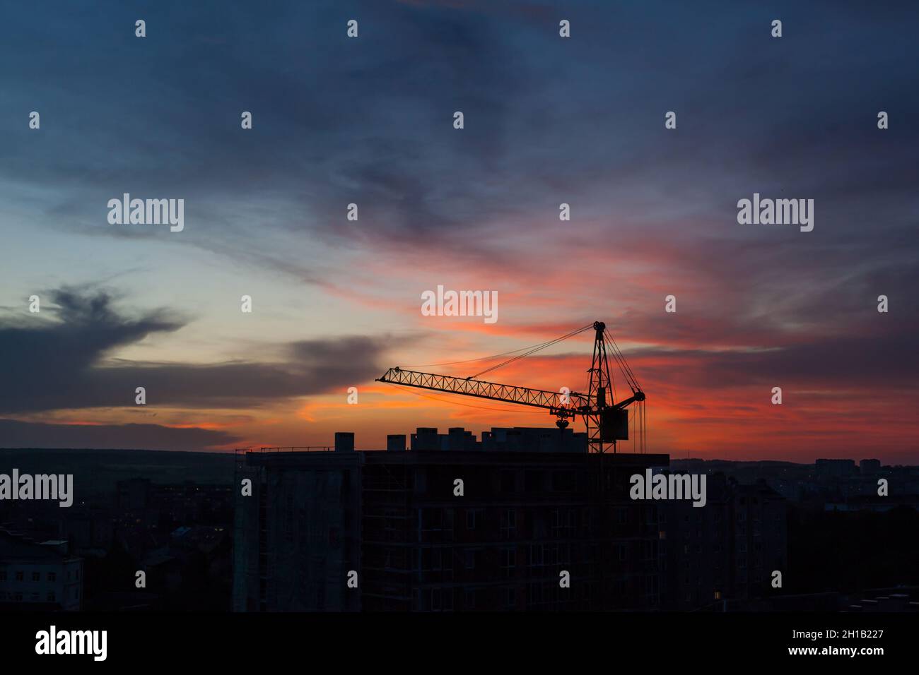 Tower crane and building construction site silhouette at sunrise Stock ...