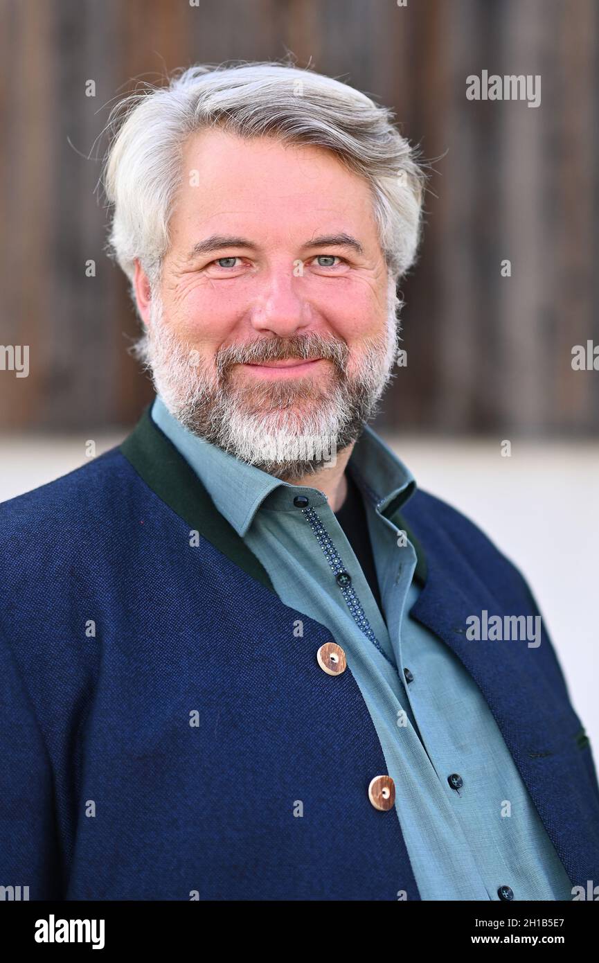 10 September 2021, Bavaria, Pöcking Actor Dieter Fischer poses for a