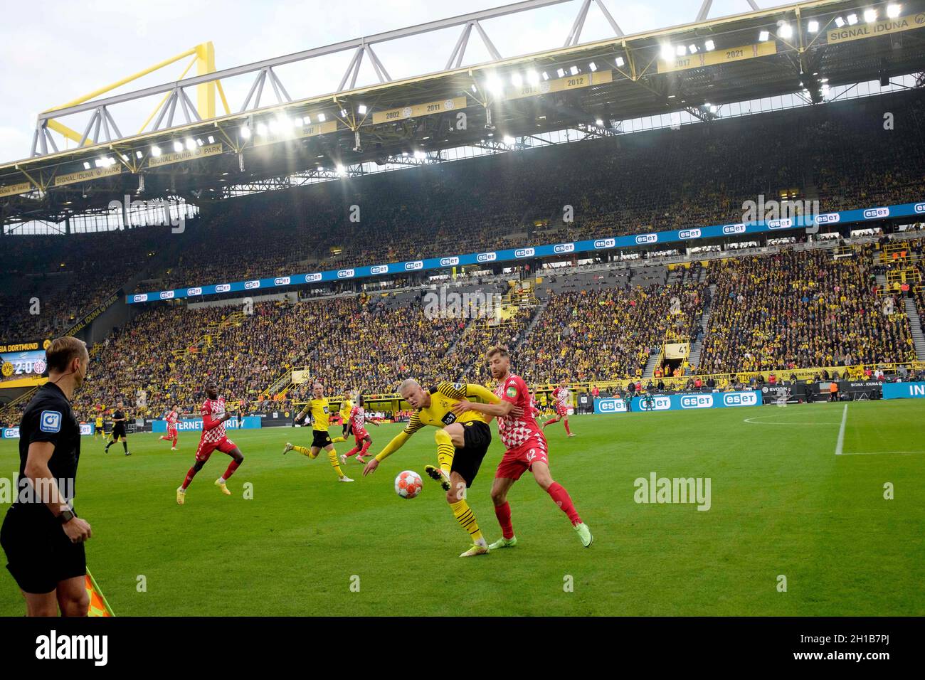 Erling HAALAND (DO) in a duel versus Alexander HACK (MZ), action, duels, Signal-Iduna-Park, overview football 1st Bundesliga, 08th matchday, Borussia Dortmund (DO) - FSV FSV FSV Mainz 05 (MZ) 3: 1, on October 16, 2021 in Dortmund/Germany. #DFL regulations prohibit any use of photographs as image sequences and/or quasi-video # Â Stock Photo