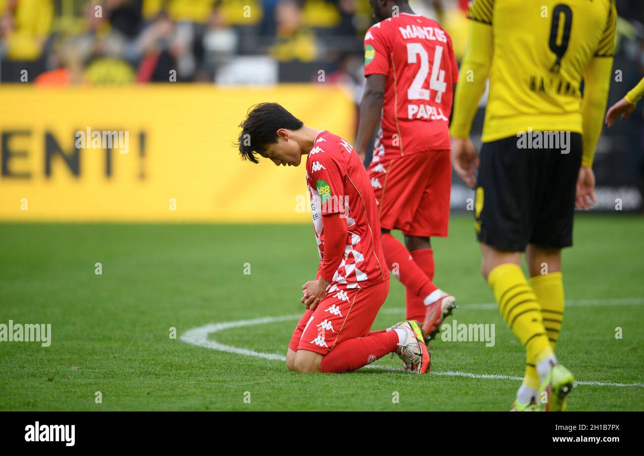 Jae-Sung LEE (MZ) disappointed after the game, Soccer 1. Bundesliga, 08.matchday, Borussia Dortmund (DO) - FSV FSV FSV Mainz 05 (MZ), on October 16, 2021 in Dortmund/Germany. #DFL regulations prohibit any use of photographs as image sequences and/or quasi-video # Â Stock Photo