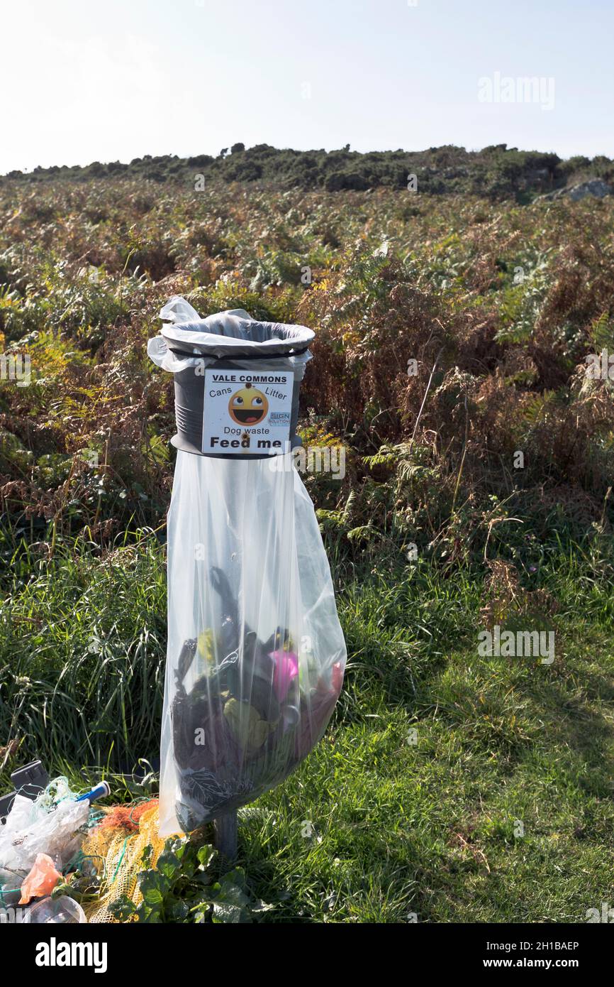 dh Litter bin ENVIRONMENT GUERNSEY Feed Me bins trash can waste rubbish Stock Photo