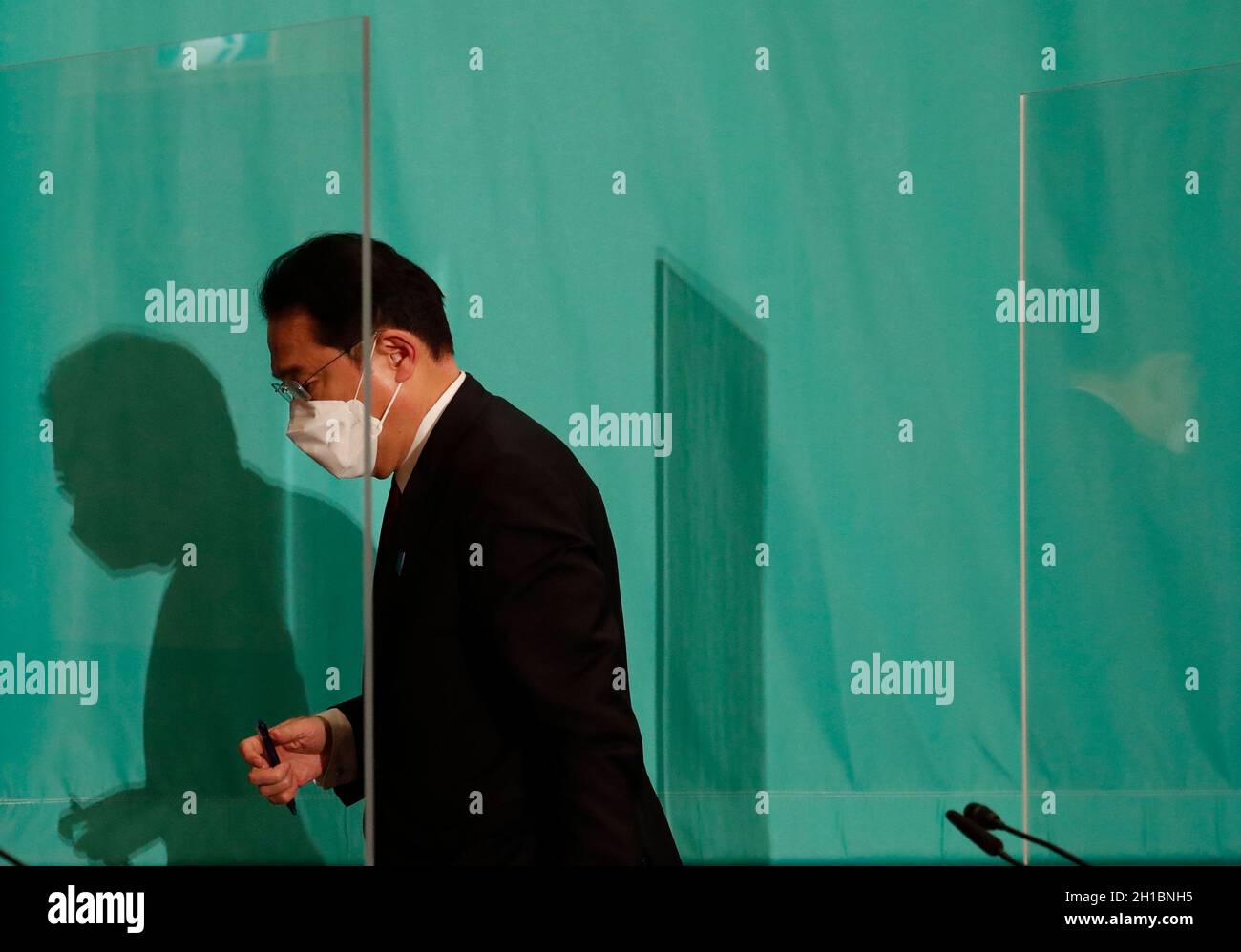 Tokyo, Japan. 18th Oct, 2021. Japan's Prime Minister Fumio Kishida who is also ruling Liberal Democratic Party President, leaves a debate session with other leaders of Japan's main political parties ahead of October 31, 2021 lower house election, at the Japan National Press Club in Tokyo, Japan October 18, 2021. (Photo by Issei Kato/SOPA Images/Sipa USA) Credit: Sipa USA/Alamy Live News Stock Photo