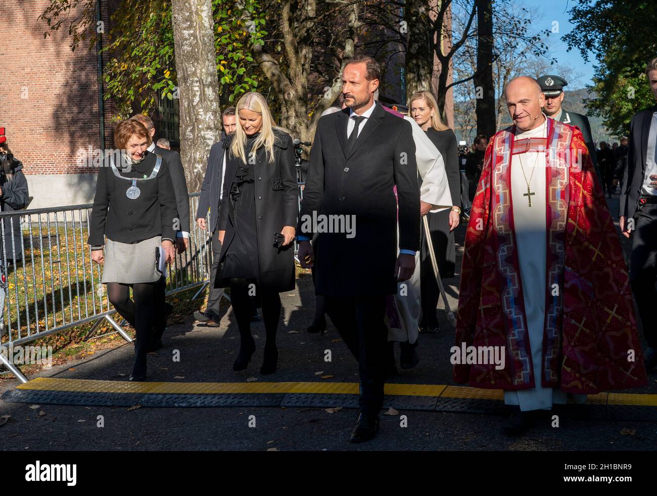 Kongsberg, Norway. 17th Oct, 2021. Kongsberg 20211017.Crown Prince Haakon and Crown Princess Mette-Marit participate in a mourning service in Kongsberg church in connection with the murders of five people. Bishop Jan Otto Myrseth to the right and rapporteur Kari Anne Sand (Centre Party) to the left. POOL. Photo: Terje Pedersen/NTB Credit: NTB Scanpix/Alamy Live News Stock Photo