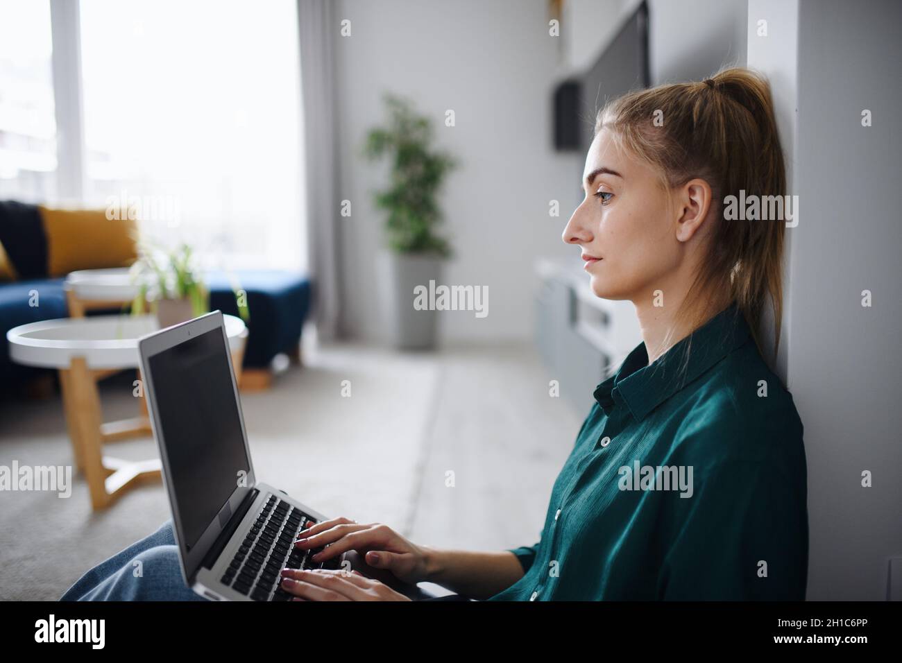 Young woman student laptop hi-res stock photography and images - Alamy