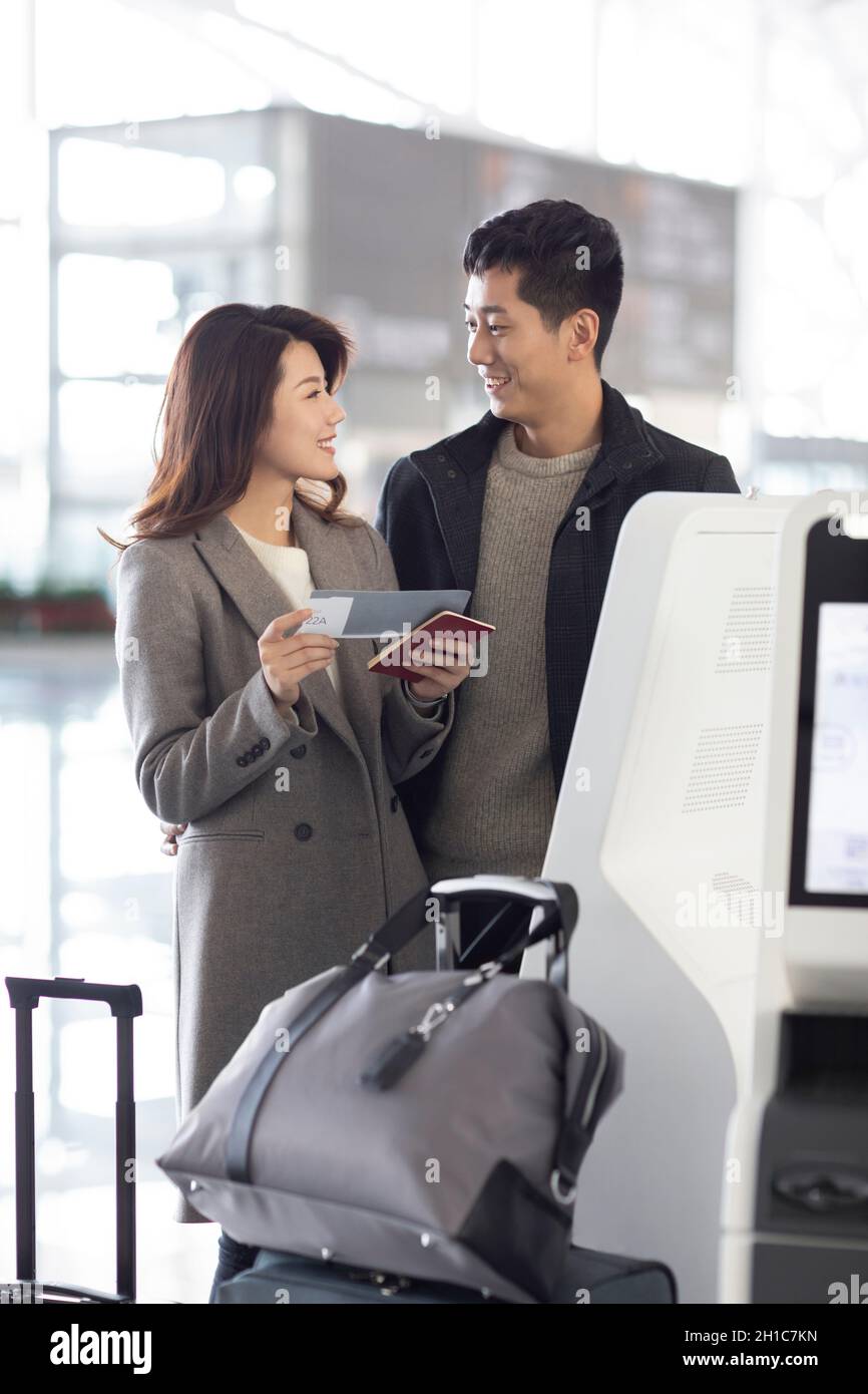 Couple airport check in hi-res stock photography and images - Alamy