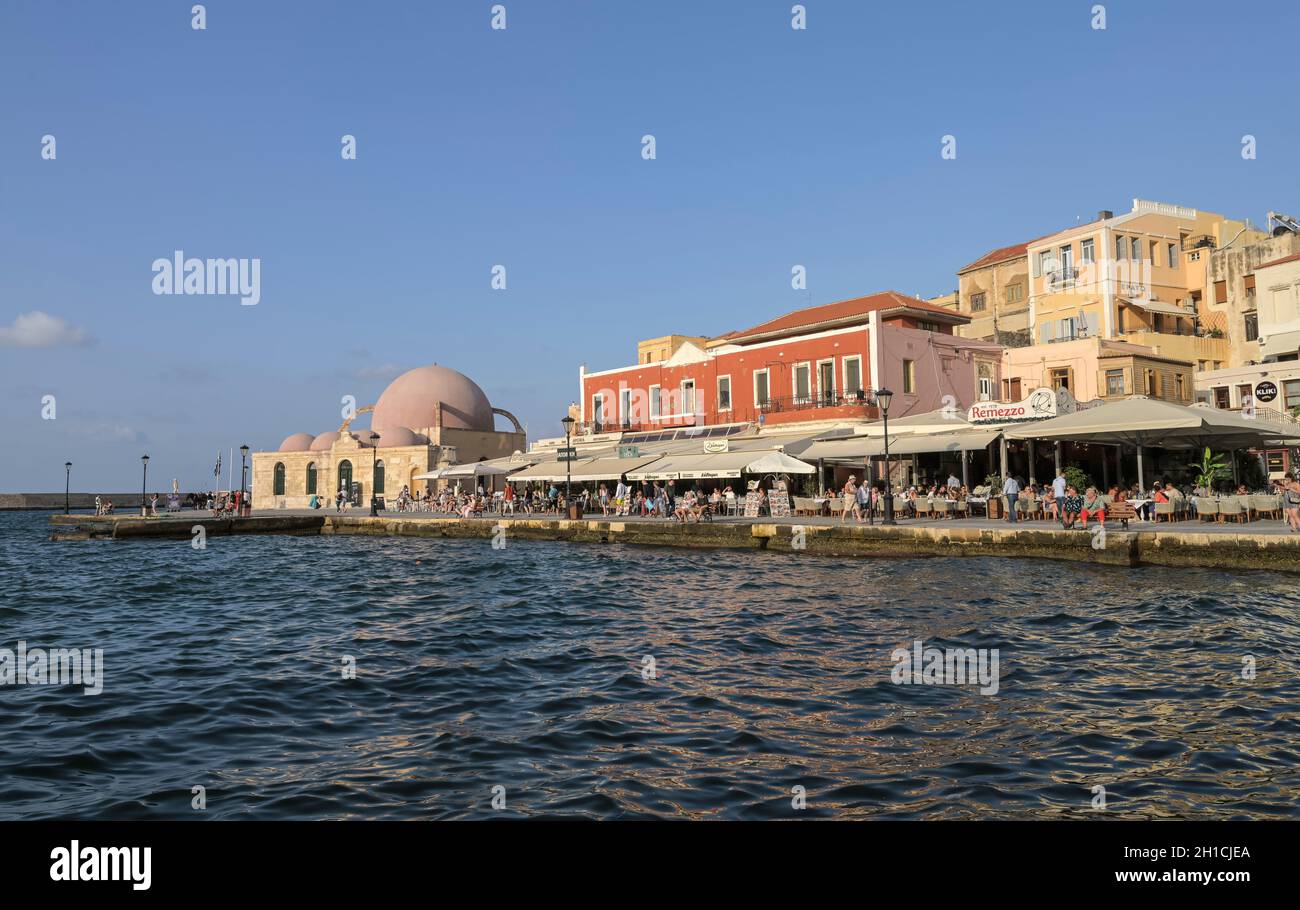 Venezianischer Hafen mit Kioutsouk Hassan Moschee, Chania, Kreta, Griechenland Stock Photo