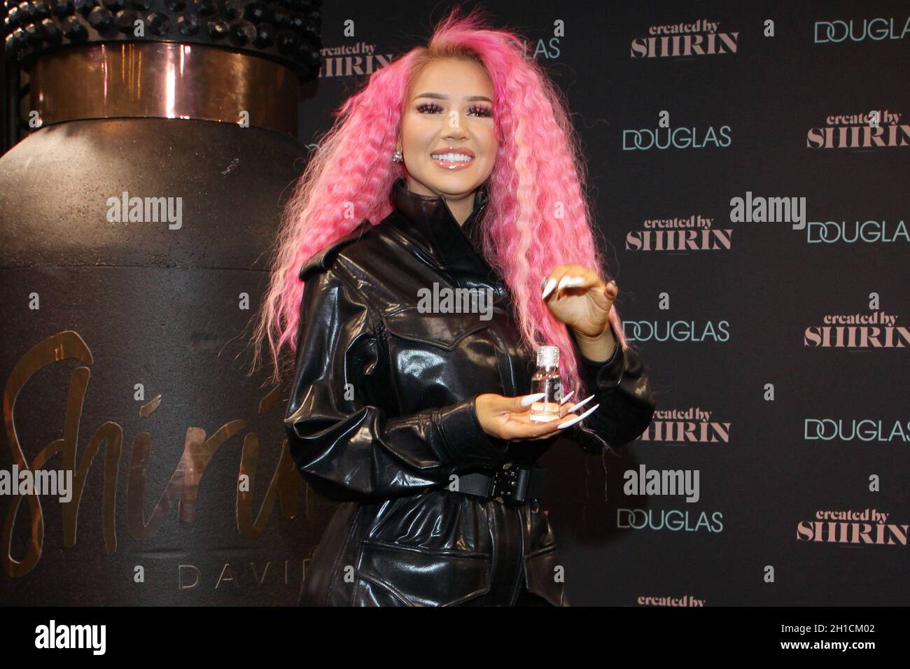 Shirin Davids, Parfuempraesentation bei Douglas, Europa Passage Hamburg,  12.02.2020 Stock Photo - Alamy