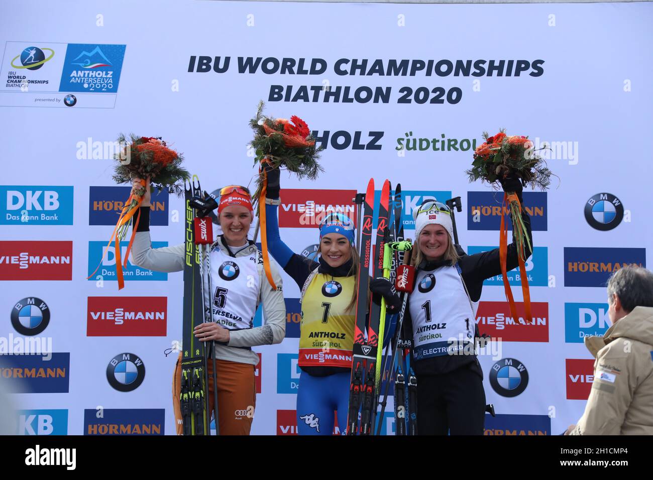 So sehen strahlende Siegerinnen aus: v.li. Denise Herrmann (WSC Erzgebirge Oberwiesenthal), Dorothea Wierer (Italien) und Marte Olsbu Roeiseland (Norw Stock Photo