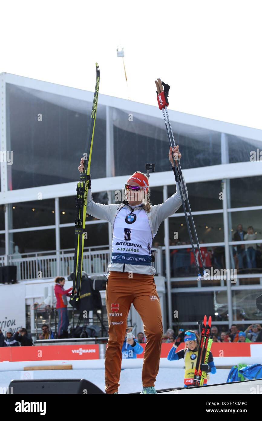 Denise Herrmann (WSC Erzgebirge Oberwiesenthal) freut sich über WM-Silber bei der Verfolgung bei der IBU Biathlon-Weltmeisterschaft Antholz 2020 Stock Photo