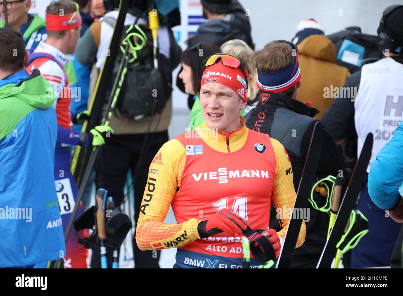 Enttäuschter Blick zur Anzeigetafel: Benedikt Doll (SZ Breitnau) nach dem Verfolger bei der IBU Biathlon-Weltmeisterschaft Antholz 2020 Stock Photo