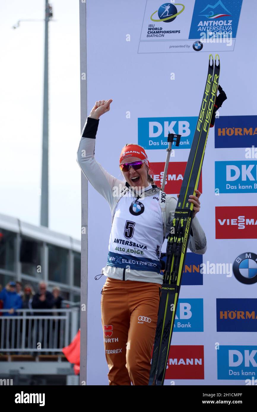 So schön kann Biathlon sein: Denise Herrmann (WSC Erzgebirge Oberwiesenthal) jubelt über Silber und die erste WM-Medaille bei der IBU Biathlon-Weltmei Stock Photo