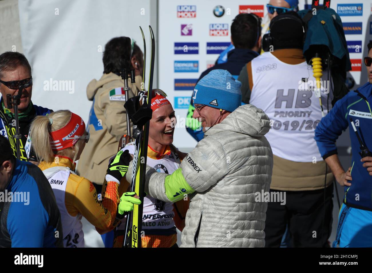 DSV-Pressechef Stefan Schwarzbach gratuliert Denise Herrmann (WSC Erzgebirge Oberwiesenthal) zu WM-Silber,   ITA, IBU Biathlon-Weltmeisterschaft Antho Stock Photo