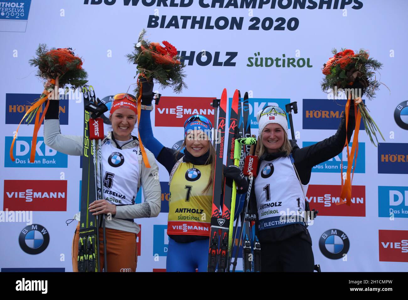 Die Medaillengewinnerinnen, v.li. Denise Herrmann (WSC Erzgebirge Oberwiesenthal) Dorothea Wierer (Italien), Marte Olsbu Roeiseland (Norwegen / Norway Stock Photo