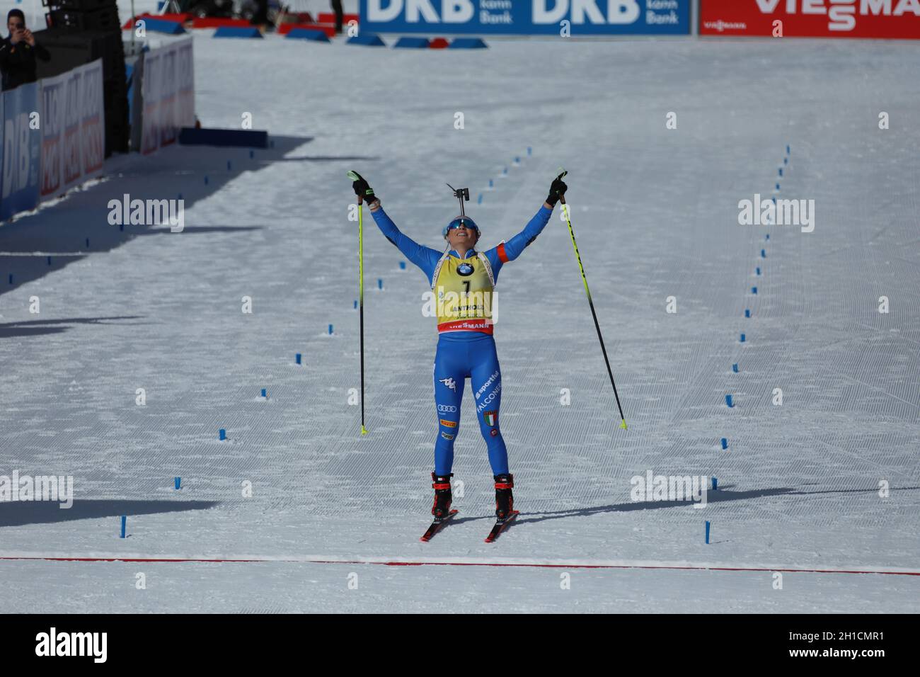 Dorothea Wierer (Italien) zeigt ihr Glück nach dem WM-Titel bei der IBU Biathlon-Weltmeisterschaft Antholz 2020 Stock Photo