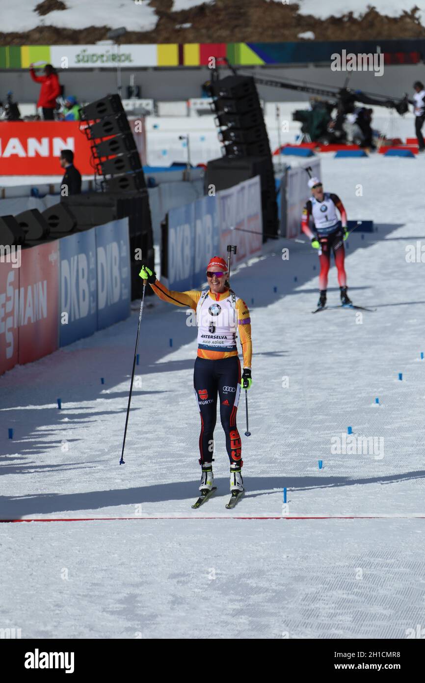 Denise Herrmann (WSC Erzgebirge Oberwiesenthal) bejubelt ihre Silbermedaille beim Verfolgungsrennen der Frauen bei der IBU Biathlon-Weltmeisterschaft Stock Photo