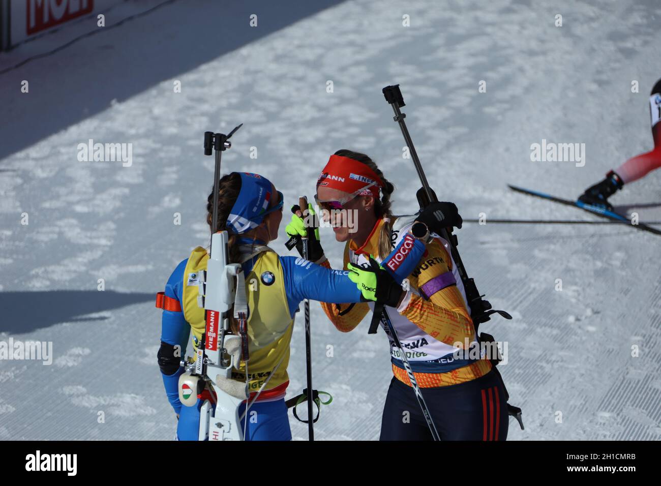 Zwei, dich sich verstehen: Weltmeisterin Dorothea Wierer (Italien) gratuliert Denise Herrmann (WSC Erzgebirge Oberwiesenthal) zur Silbermedaille bei d Stock Photo