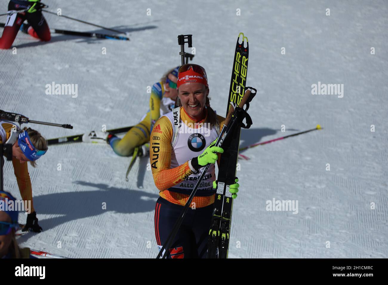 Denise Herrmann (WSC Erzgebirge Oberwiesenthal) strahlt nach der ersten Medaille über das ganze Gesicht bei der A, IBU Biathlon-Weltmeisterschaft Anth Stock Photo