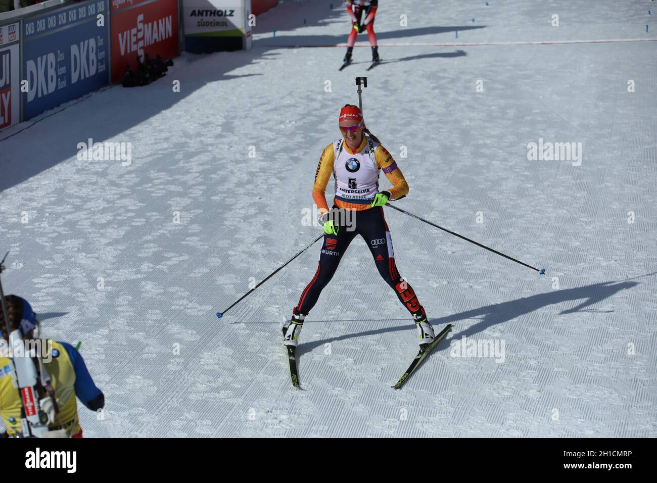 Silber-Glück: Denise Herrmann (WSC Erzgebirge Oberwiesenthal) strahlt nach WM-Silber im Verfolger mit der Sonne um die Wette bei der IBU Biathlon-Welt Stock Photo