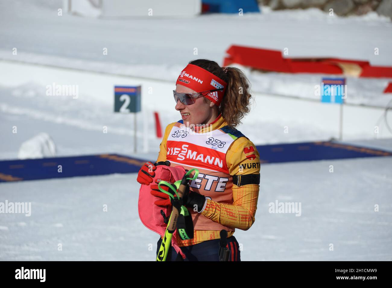 Eine Trinkpause gehört zur jedem Training, Janina Hettich (SC Schönwald) bei der IBU Biathlon-Weltmeisterschaft Antholz 2020 Stock Photo