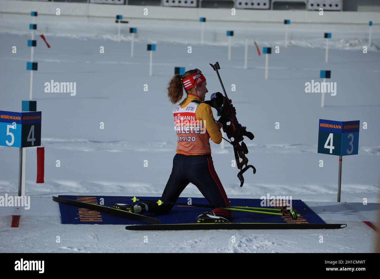 Janina Hettich (SC Schönwald) am Schießstand währen des Trainings zur IBU Biathlon-Weltmeisterschaft Antholz 2020 Stock Photo