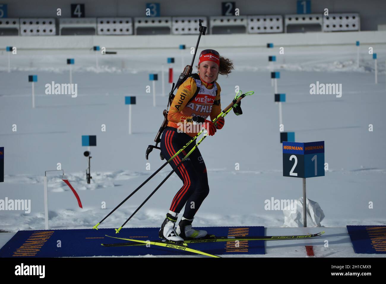 Gut gelaunt am Schießstand: Janina Hettich (SC Schönwald) beim Training während der IBU Biathlon-Weltmeisterschaft Antholz 2020 Stock Photo