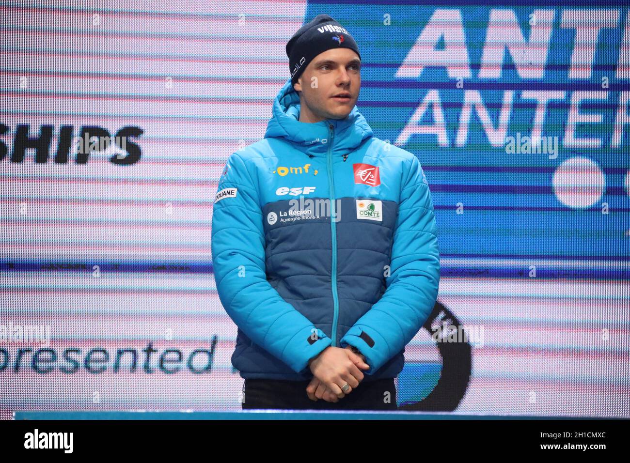 Emilien Jacquelin (Frankreich) bei der Nationalhymne bei der IBU Biathlon-Weltmeisterschaft Antholz 2020 Stock Photo