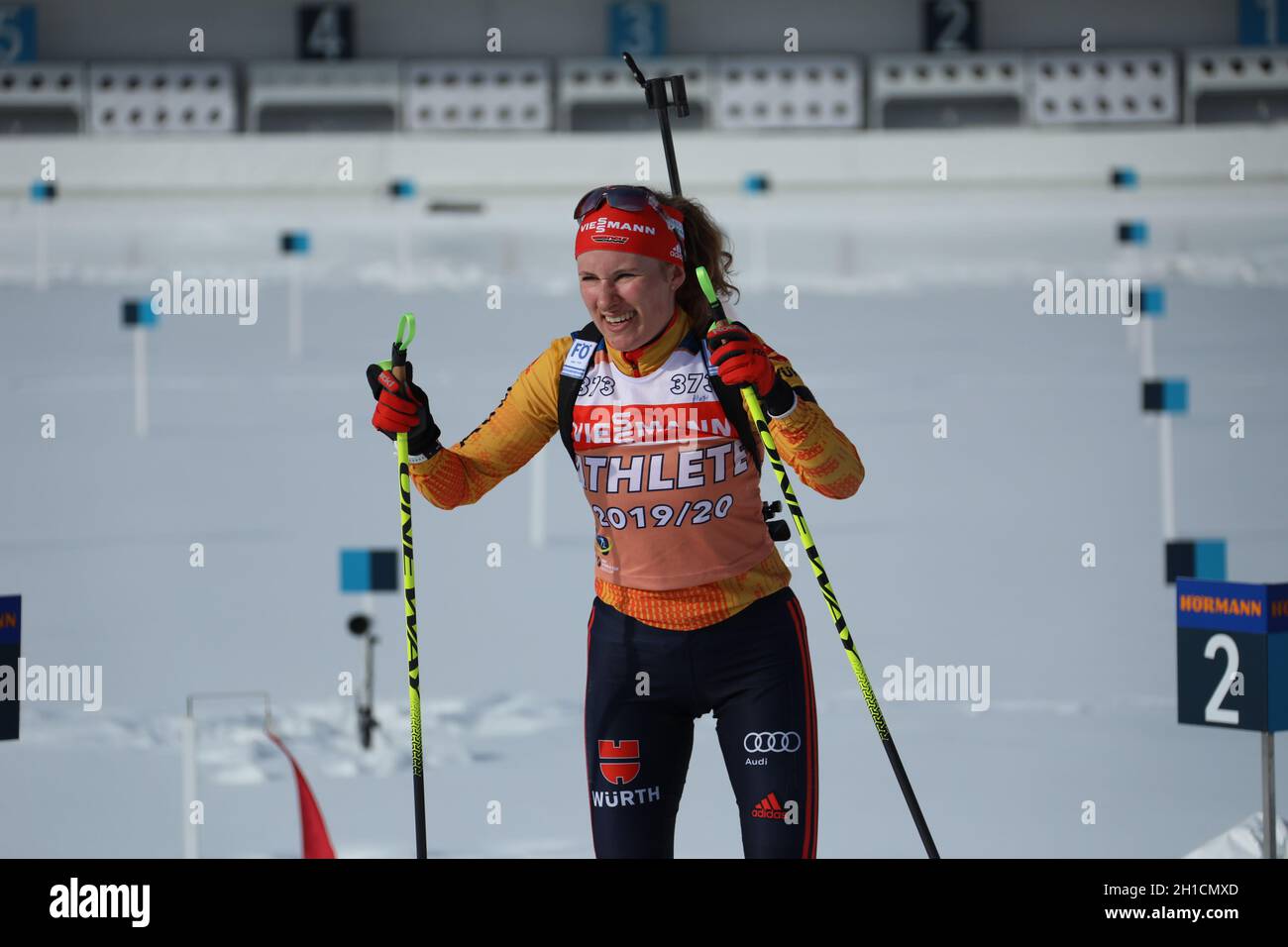 Gut gelaunt am Schießstand: Janina Hettich (SC Schönwald) während des Trainingsbei der IBU Biathlon-Weltmeisterschaft Antholz 2020 Stock Photo