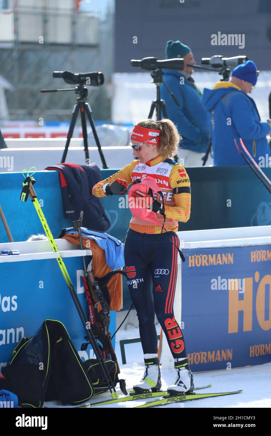 Der Blick zur Pulsuhr darf im Training nicht fehlen bei Janina Hettich (SC Schönwald) bei der IBU Biathlon-Weltmeisterschaft Antholz 2020 Stock Photo