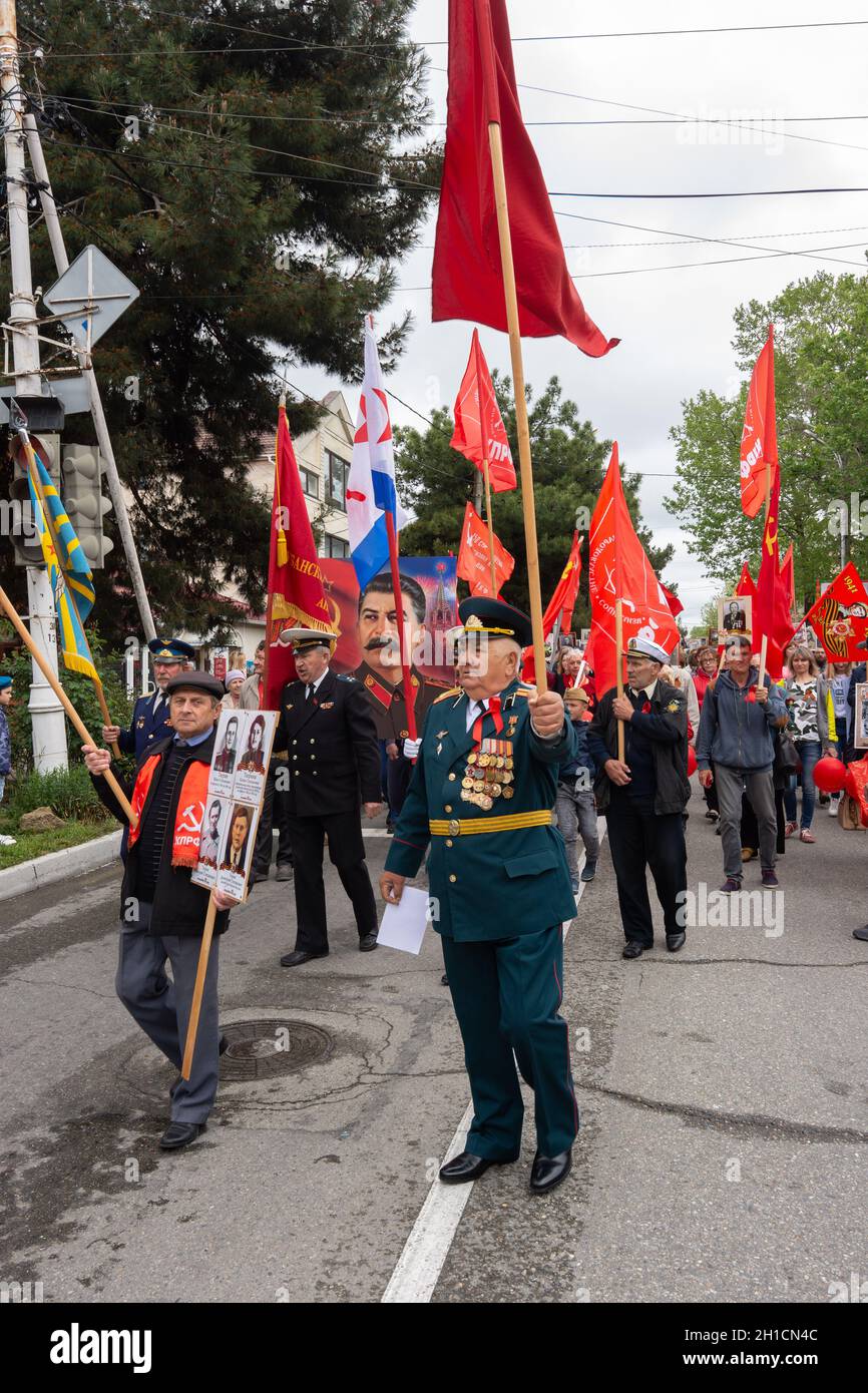 Anapa, Russia - May 9, 2019: Representatives of the Communist Party of Russia, participants in the victory parade on May 9, pass through the streets o Stock Photo