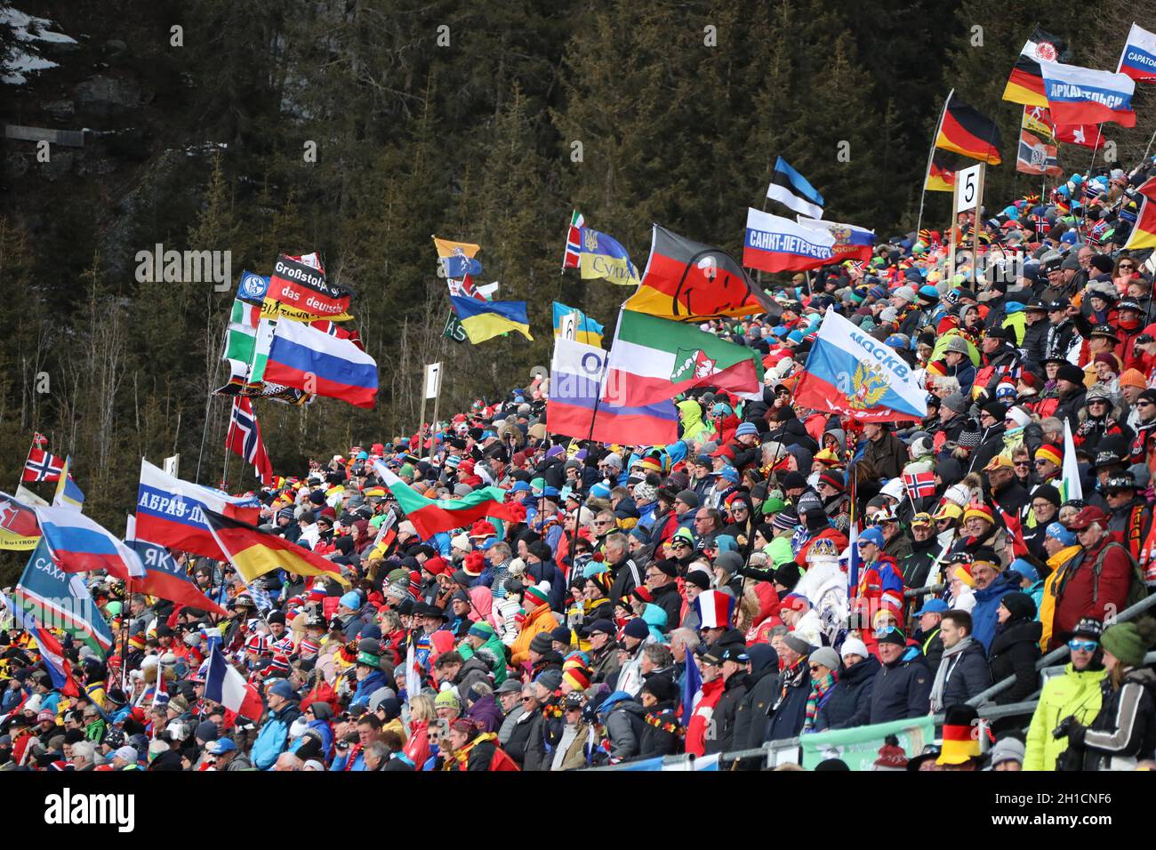 Schwierige Bedingungen am Schießstand, auf der Haupttribüne der Südtirol Arena stehen die Fahnen und Flaggen im Wind beim Einzel der IBU Biathlon-Welt Stock Photo