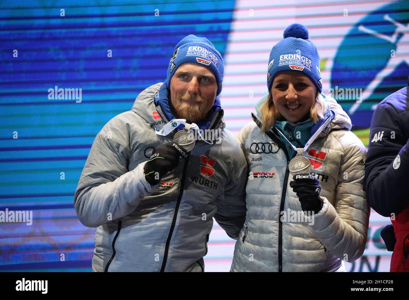 Stolz präsentieren Franziska Preuß, Erik Lesser (Deutschland /Germany /  GER) ihre Silbermedaillen für die Single Mixed Staffel bei der IBU  Biathlon-W Stock Photo - Alamy