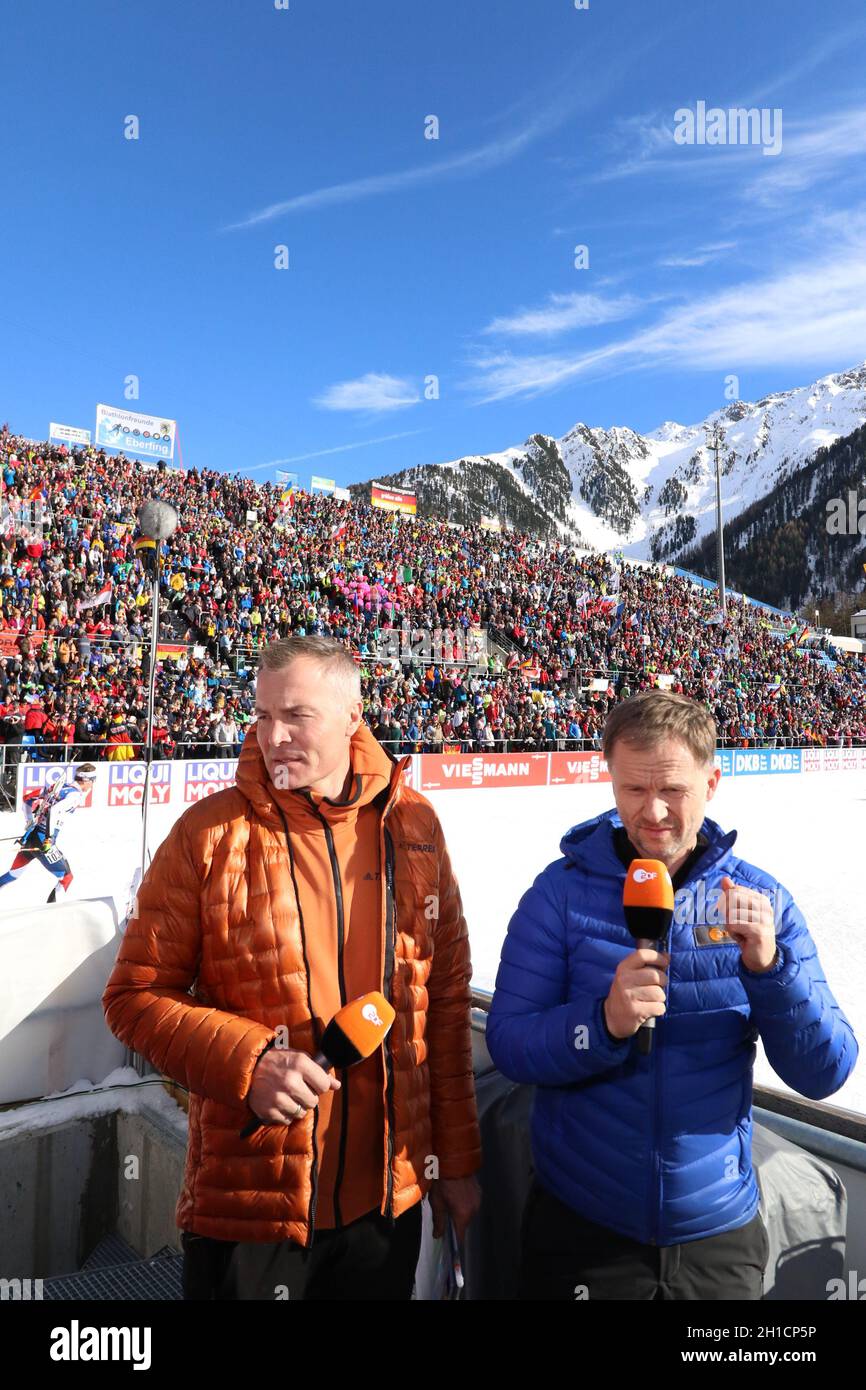 ZDF Biathlon-Experte Sven Fischer (links) und Moderator Alexander Ruda bei der IBU Biathlon-Weltmeisterschaft Antholz 2020 Stock Photo