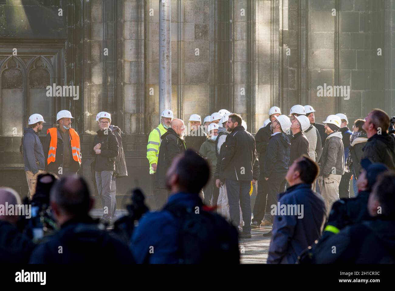workers of the cathedral works department watching the removing of a 30-meter-high scaffold, that hung for 10 years in 105 meters hight at the north t Stock Photo