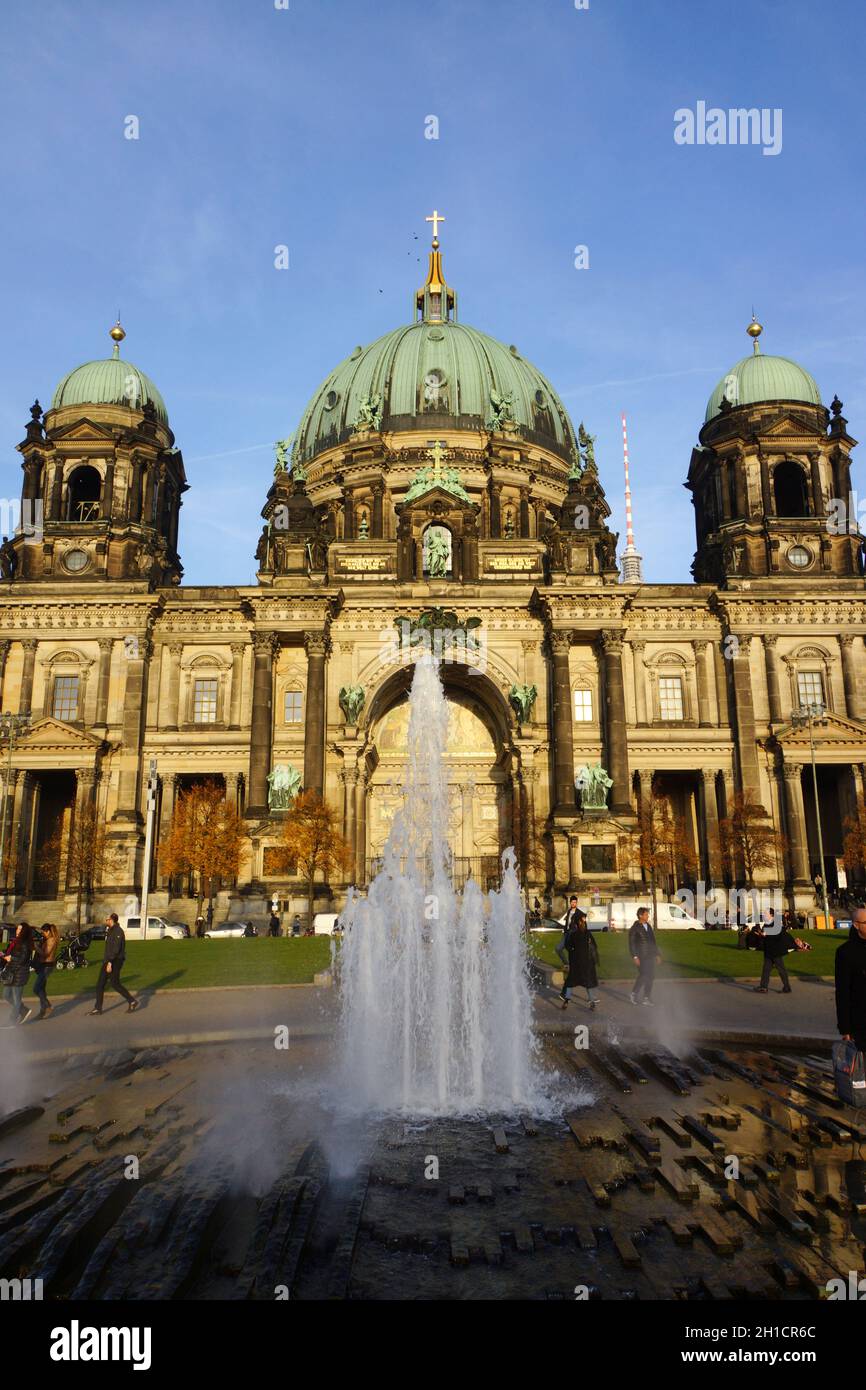 Springbrunnen vor dem Berliner Dom, Berlin, Deutschland Stock Photo Alamy