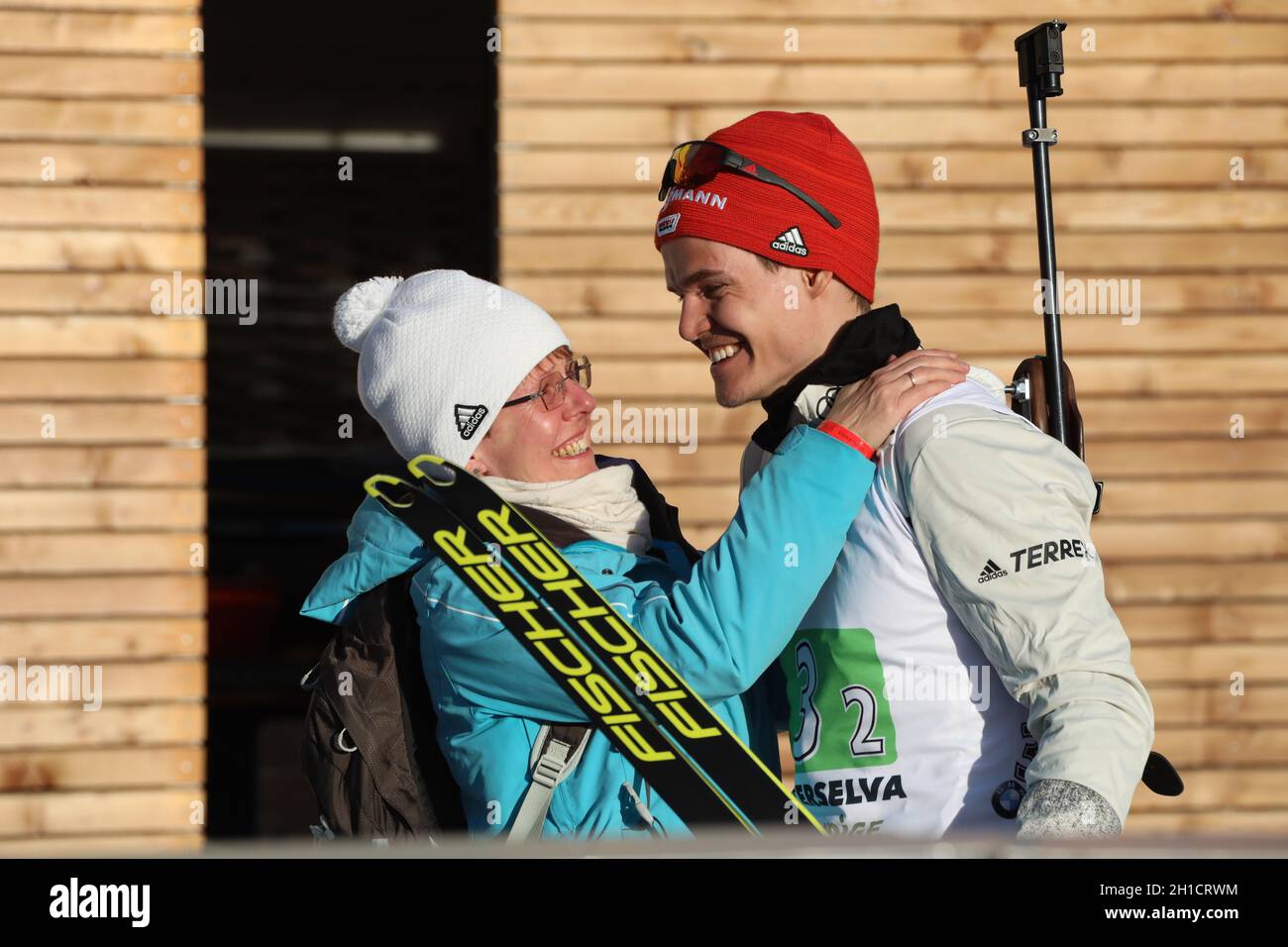 Mutter Heike Horn herzt ihren Sohn Philipp Horn (SV Eintracht Frankenhain) nach dem Gewinn der Bronzemedaille mit der DSV-Staffel der Herren  bei der Stock Photo