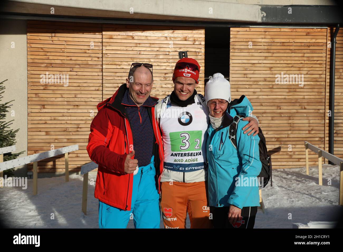 Philipp Horn (SV Eintracht Frankenhain) freut sich mit den Eltern Heike und Andreas Horn über die erste Bronzemedaille bei einer Weltmeisterschaft nac Stock Photo