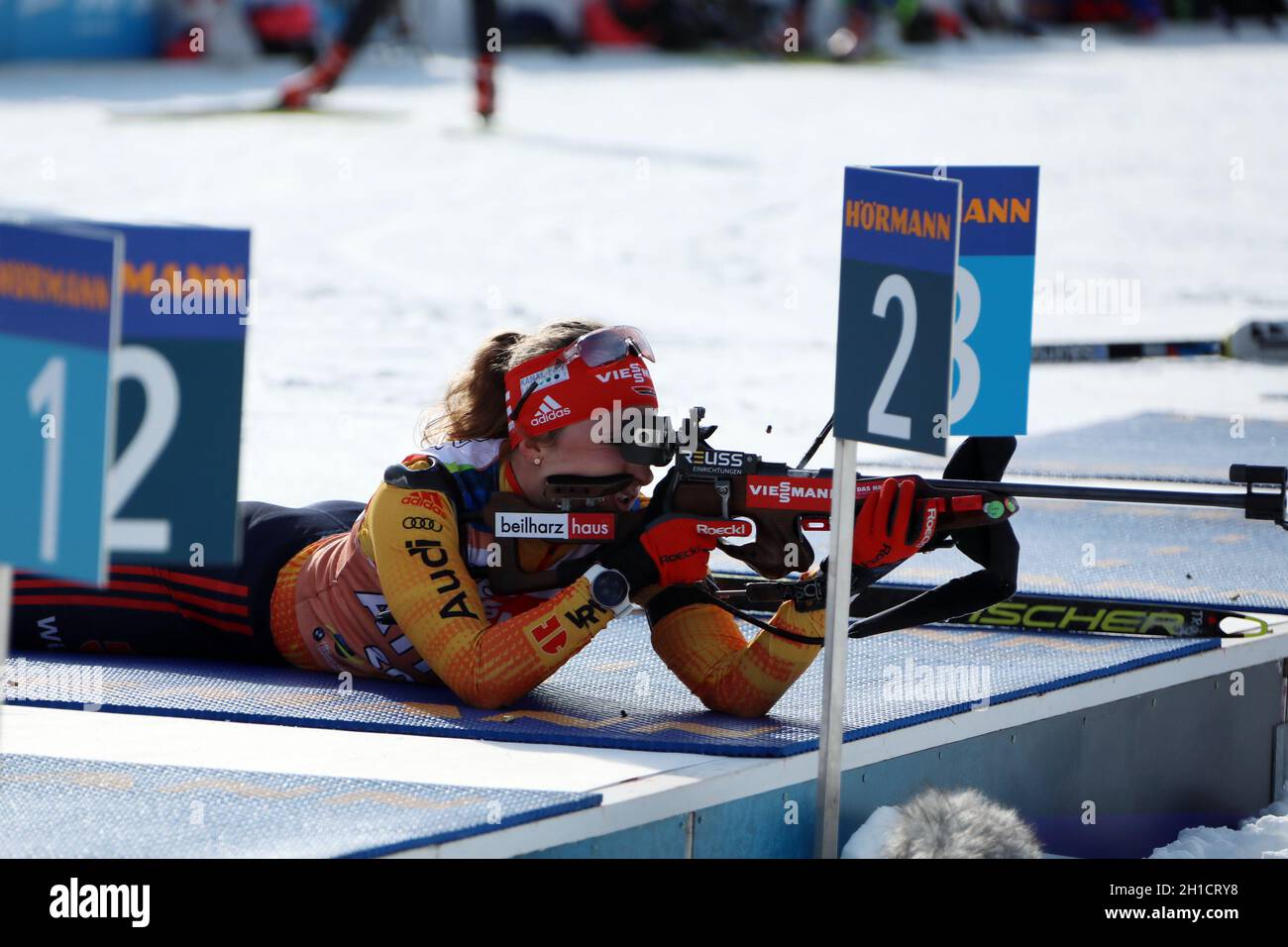 Janina Hettich (SC Schönwald) beim Liegendschießen am Schießstand bei der IBU Biathlon-Weltmeisterschaft Antholz 2020 Stock Photo