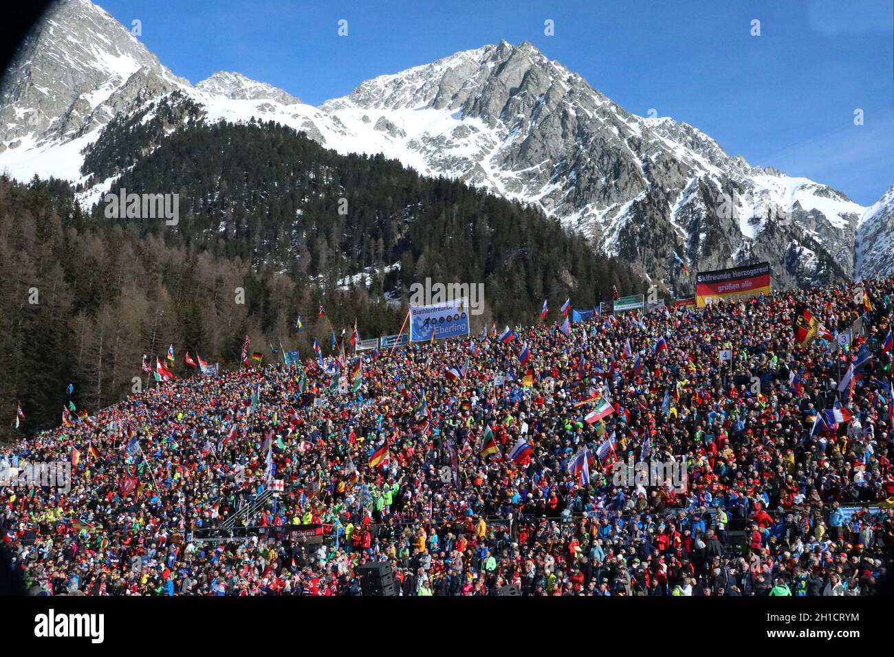 Über 24.000 Zuschauer beim Staffelrennen der Frauen sorgen für eine Traumkulisse mit der Bergwelt am Staller Sattel  bei der IBU Biathlon-Weltmeisters Stock Photo
