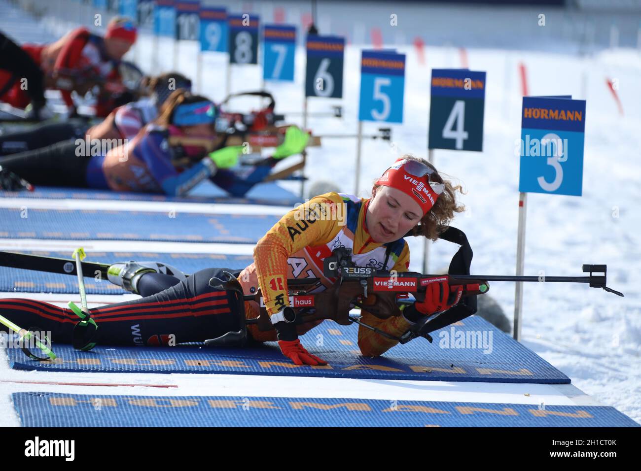 Janina Hettich (SC Schönwald) beim Liegendschießen bei der IBU Biathlon-Weltmeisterschaft Antholz 2020 Stock Photo