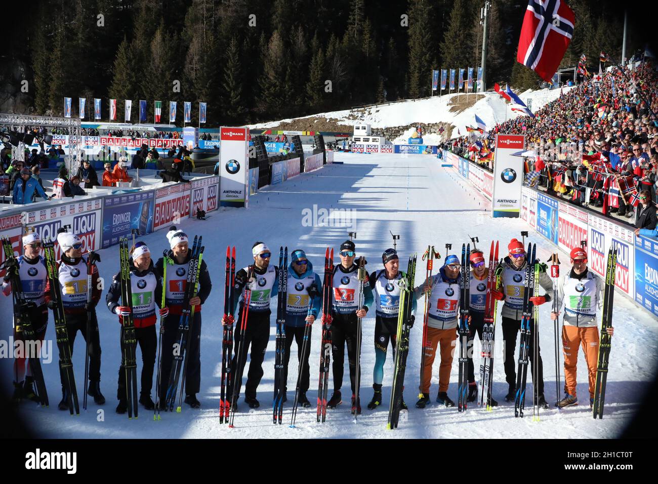 Die Medaillengewinner, v.li. Norwegen (2.), Frankreich (1.) und Deutschland (3.) nach dem Zieleinlauf der Staffel der Herren  bei der IBU Biathlon-Wel Stock Photo