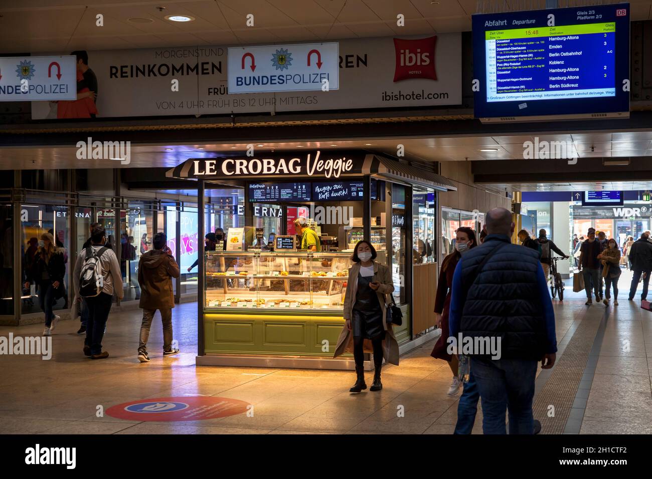 Le Crobag Veggie shop at the mainstation, Cologne, Germany.  Le Crobag Veggie Verkaufsshop in der Passage des Hauptbahnhofs, Koeln, Deutschland. Stock Photo