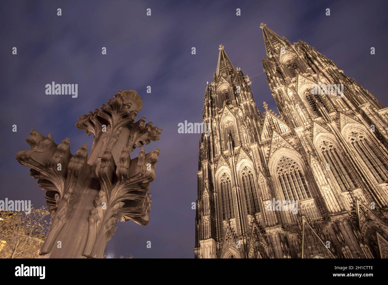 Germany, North Rhine-Westphalia, Cologne, the Louis Vuitton Store at the  Blau-Gold-House near the cathedral. Deutschland, Nordrhein-Westfalen, Koeln  Stock Photo - Alamy