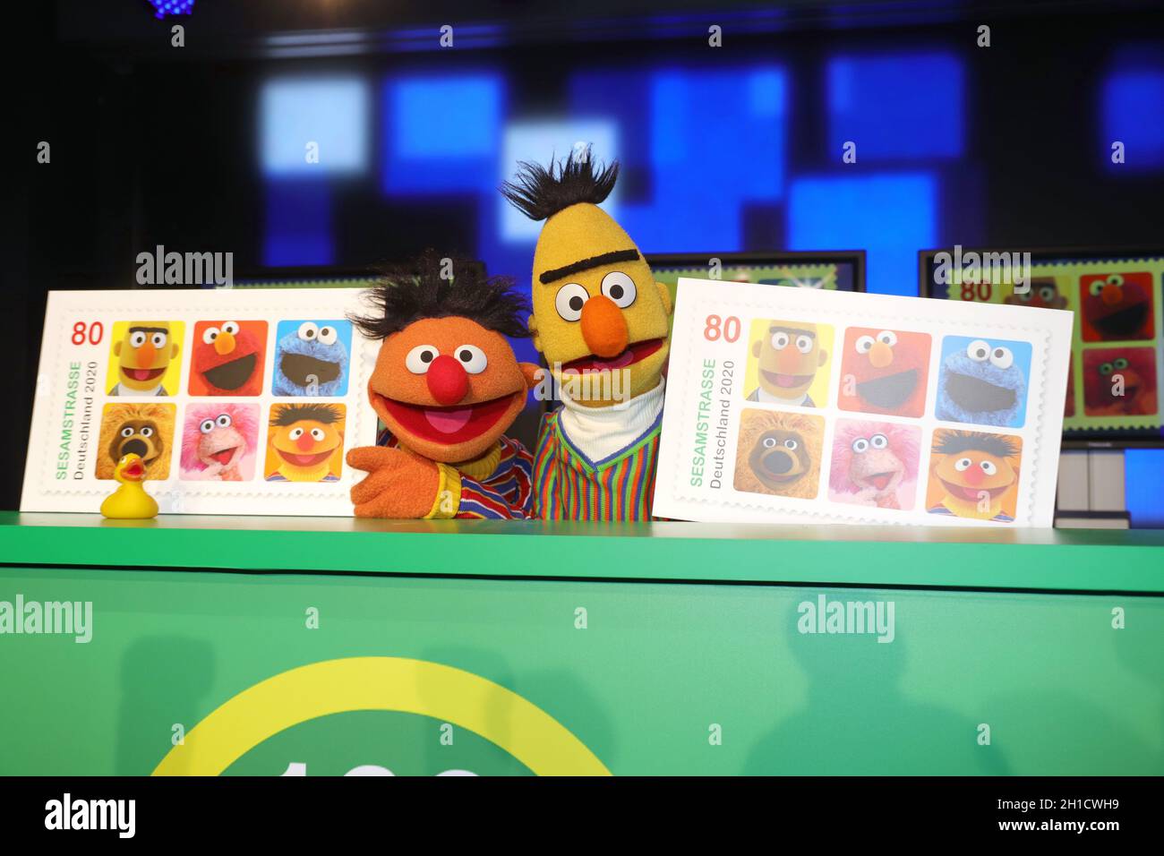 Ernie und Bert, Praesentation der Sesamstrasse Sondermarke (Briefmarke) der Deutschen Post im Sonderpostamt beim NDR Rundfunk, Hamburg, 02.03.2020 Stock Photo