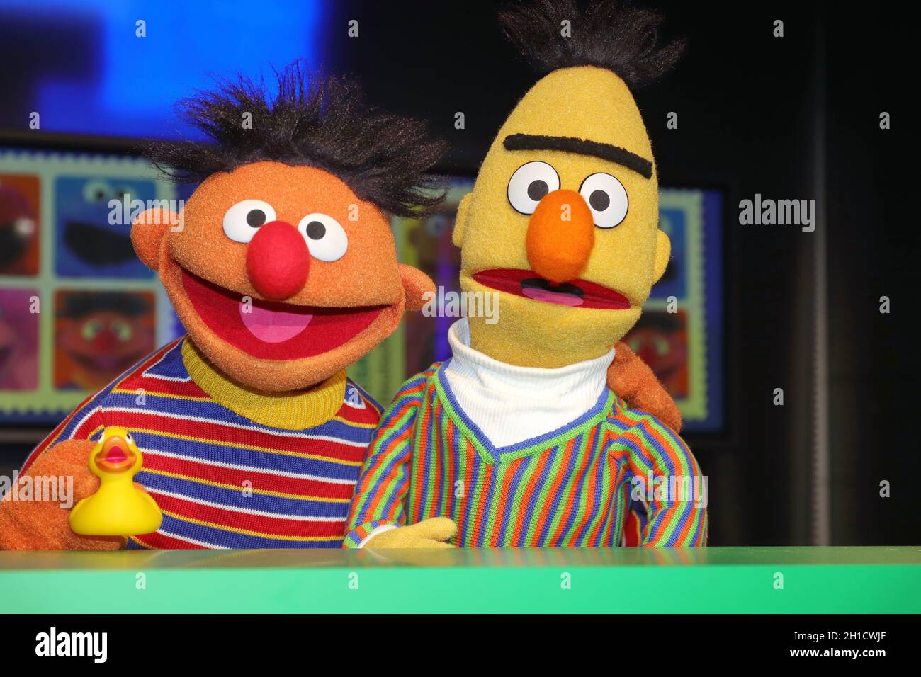 Ernie und Bert, Praesentation der Sesamstrasse Sondermarke (Briefmarke) der Deutschen Post im Sonderpostamt beim NDR Rundfunk, Hamburg, 02.03.2020 Stock Photo