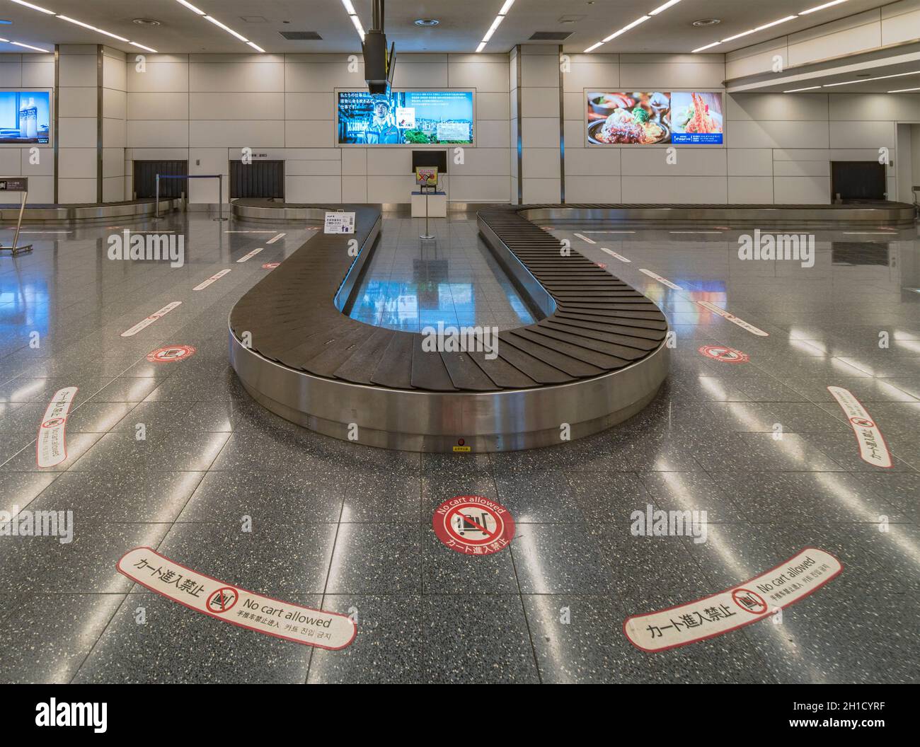 Luggage in baggage claim area hires stock photography and images Alamy